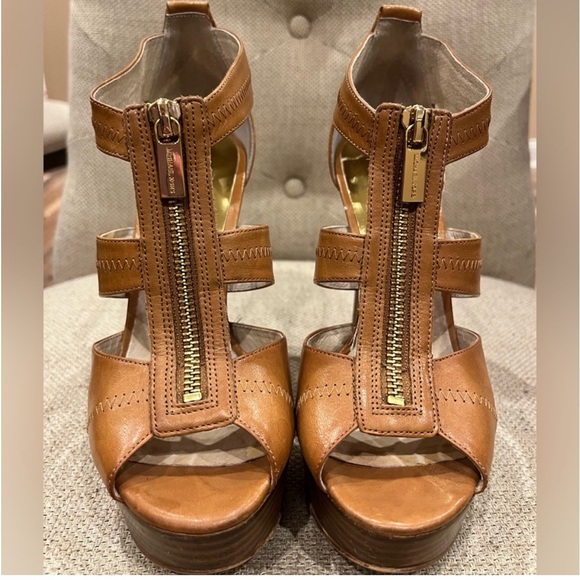 Michael Kors Size 7 leather Berkley platform heels ; color “luggage” - Picture 9 of 11